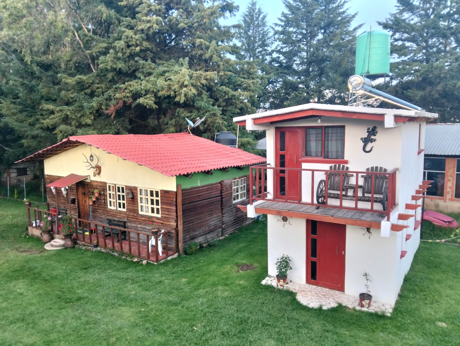 Vista de las cabañas y área exterior